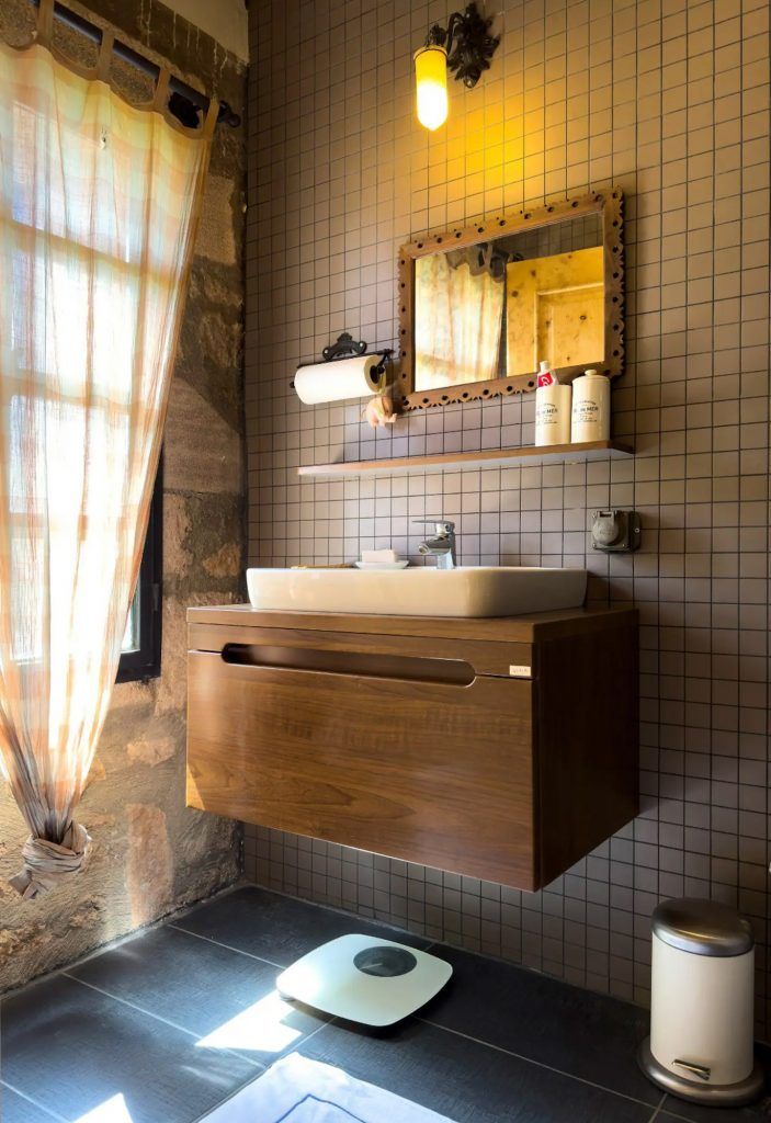 Pencereden ışık alan, ahşap tezgâhlı ikinci banyo